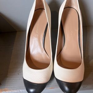 Bone pump with a black tip called Kiley made by Banana Republic in size 81/2.